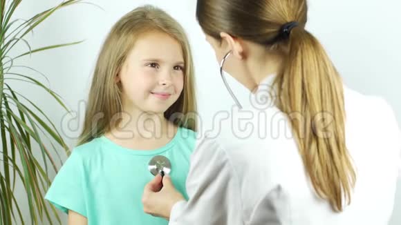 可爱的微笑小女孩住院医生用听诊器检查年轻女孩视频的预览图