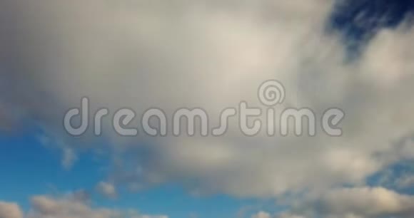 美丽的云景蓝天和云彩在运动延时4K镜头视频的预览图