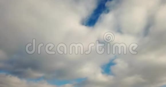 美丽的云景蓝天和云彩在运动延时4K镜头视频的预览图