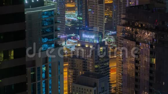 迪拜的夜晚摩天大楼从时间流逝视频的预览图