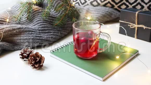 舒适的圣诞早晨早餐场景蒸杯热果茶站在靠近窗户的便签垫上闪闪发光视频的预览图