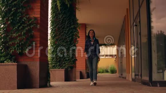 一个女人沿着通道缓慢地走着视频的预览图