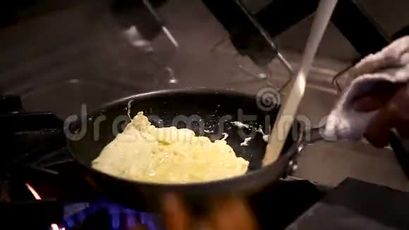 厨师在煎锅里烹制煎锅视频的预览图