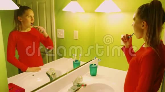 一个孩子在刷牙视频的预览图