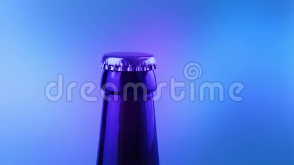 啤酒瓶开了泡沫在派对上视频的预览图