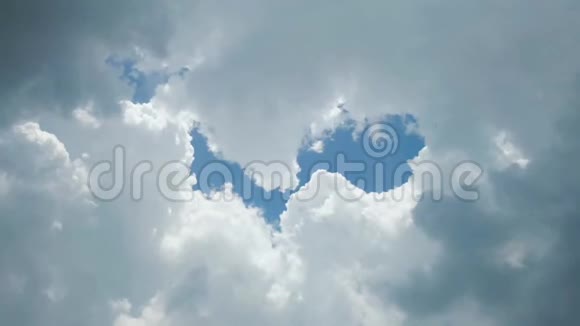 雨云在快速移动白天覆盖着明亮的蓝天视频的预览图