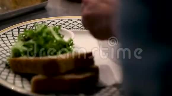 厨师们的手用面色拉镀一块欧姆莱特视频的预览图
