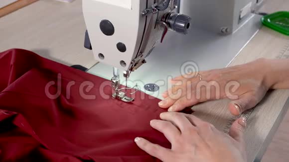 女裁缝完成缝纫视频的预览图