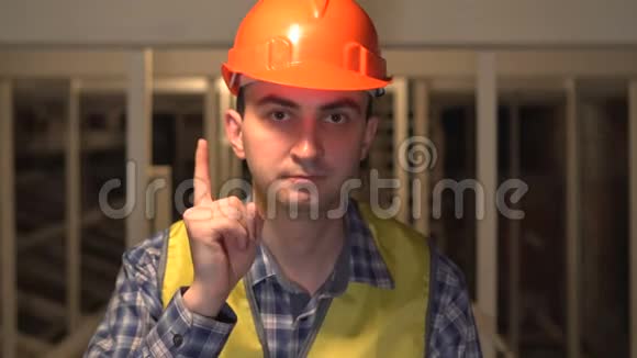 否工程师或建筑师拒绝在建筑工地上的手势挥动手指拒绝视频的预览图