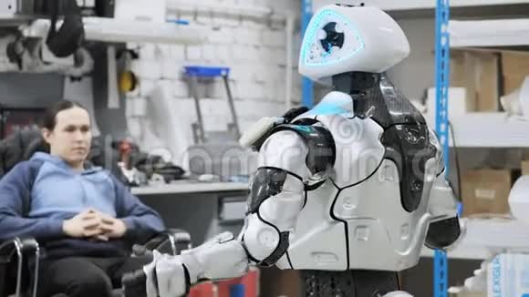 生产机器人的工厂科学家反思机器人的装置设置和调整视频的预览图