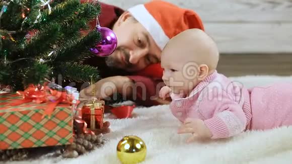 孩子和爸爸在圣诞树下视频的预览图