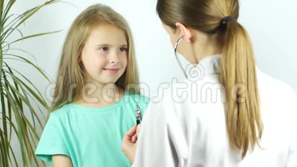 一位女医生听到可爱的年轻女孩的心跳儿科医生对儿童的回顾视频的预览图