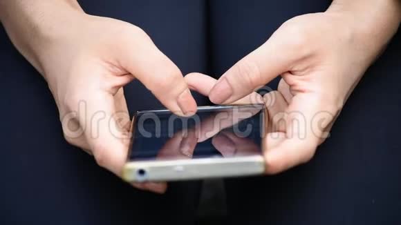 手指在女人手中的手机上发短信视频的预览图