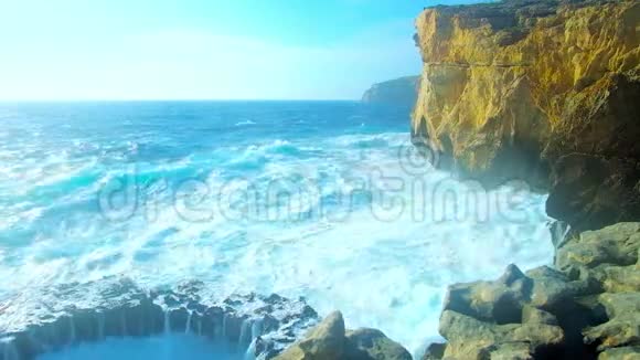 马耳他戈佐岛海岸的明波视频的预览图