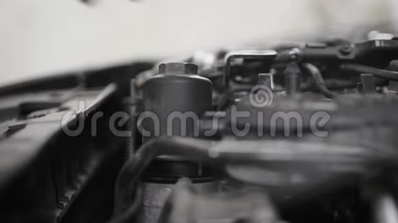 一名机械师检查汽车发动机机油的特写镜头打开引擎盖视频的预览图