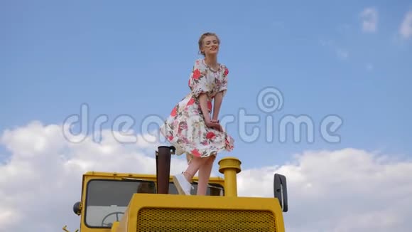 蓝天背景下可爱的农场女孩穿上拖拉机帽视频的预览图