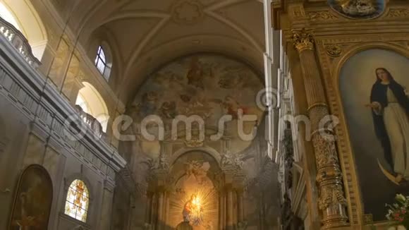 天主教巴洛克大教堂的祭坛视频的预览图