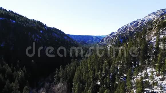 无人机飞越亚利桑那州89A高速公路从弗拉格斯塔夫下降到橡树溪峡谷约2019年在塞多纳视频的预览图