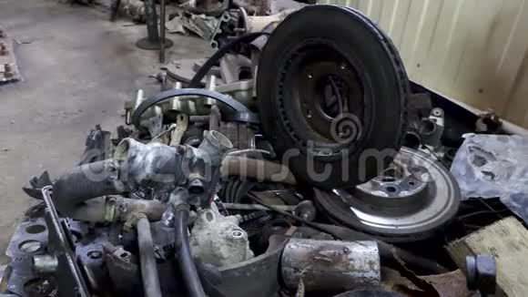车库旧旧旧汽车发动机备件视频的预览图