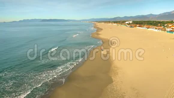 早上鸟瞰沙滩意大利FortedeiMarmi视频的预览图