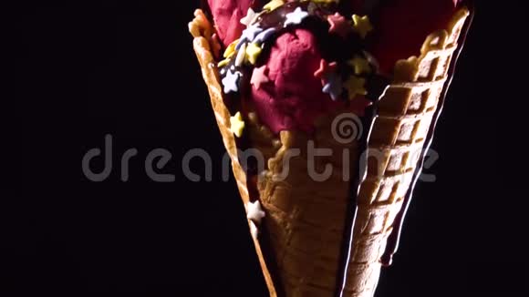 美味可口的草莓冰淇淋和巧克力视频的预览图