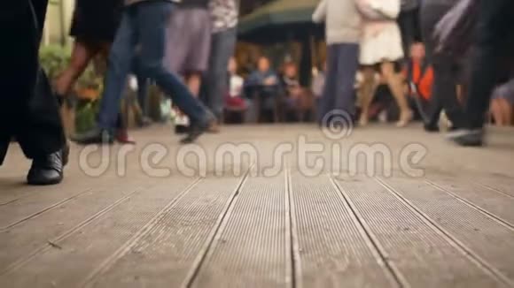 双脚跳舞晚上的人视频的预览图