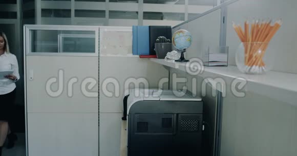 办公室女商人用印刷机复印视频的预览图