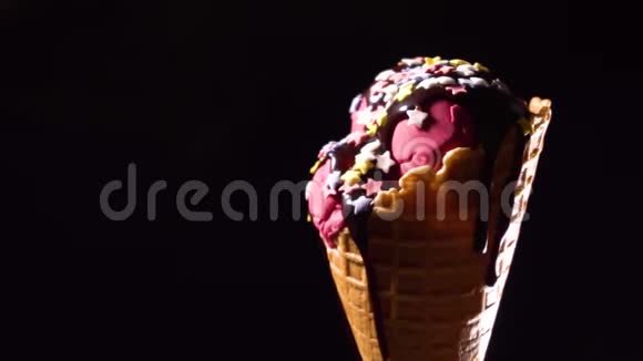 旋转美味冰淇淋和巧克力视频的预览图