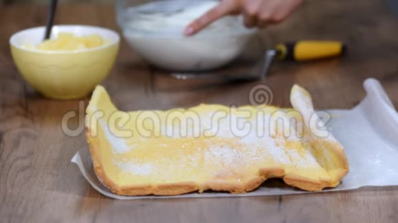在家里做瑞士卷的时候要把无法辨认的糖果摊铺奶油贴在海绵蛋糕上视频的预览图