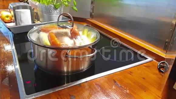 金属锅中的蔬菜和鸡肉烹饪视频的预览图