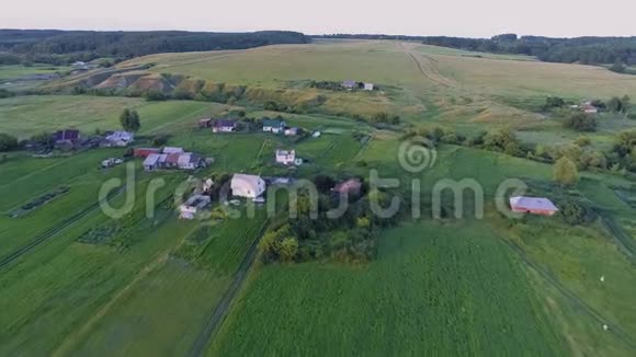 俄罗斯乡村教堂航空录像03视频的预览图