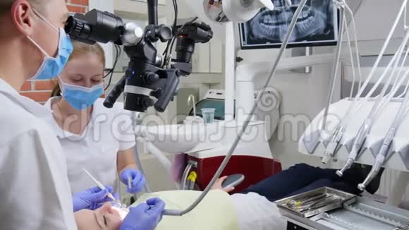 医务人员使用牙科显微镜治疗住院病人牙齿视频的预览图