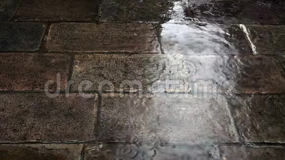 雨季雨水落在地面或街道上视频的预览图
