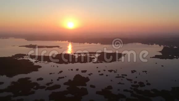 秋日清晨日出湖上景观空中视频的预览图