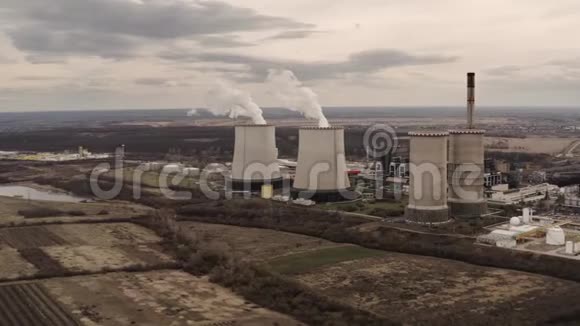 电厂冷却塔鸟瞰图视频的预览图