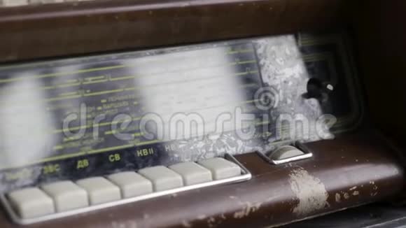 关闭一个旧的收音机接收器与摩擦和白色按钮复古风格行动不同的车站视频的预览图