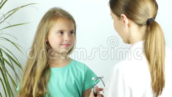 医生给女孩一个听诊器她听着她的心跳视频的预览图