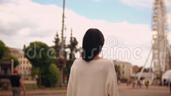 一个女人在游乐场散步的后景视频的预览图