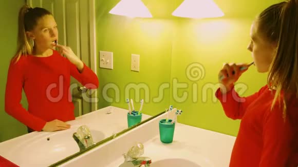一个孩子在刷牙视频的预览图