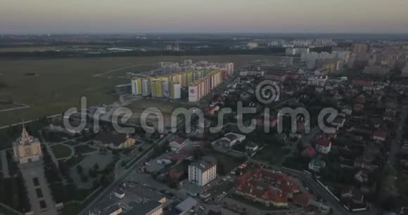 空中拍摄美丽的小村庄或乡镇4k4096x2160像素视频的预览图