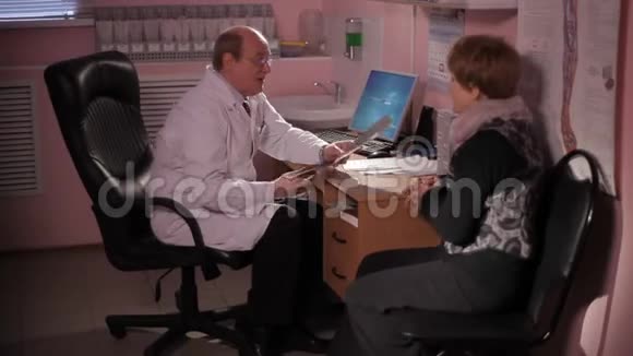 临床医生男子向病人解释视频的预览图