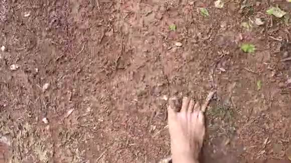 录像片段男子赤脚行走在泥土上视频的预览图