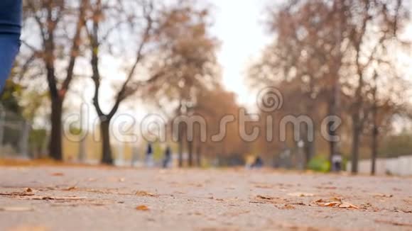 两个穿红色衣服的女人在公园里散步秋天的天气慢动作视频的预览图