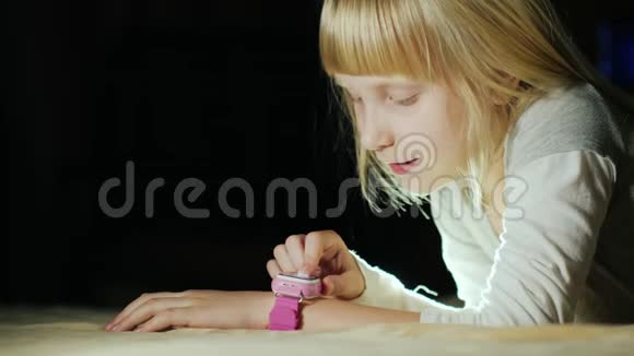 幼儿在幼儿智能手表的帮助下谈话视频的预览图
