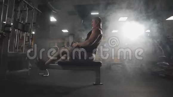 人在健身房健身机上锻炼健身器具健身运动视频的预览图