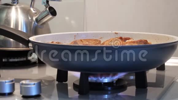 鱼在锅里用油煎视频的预览图