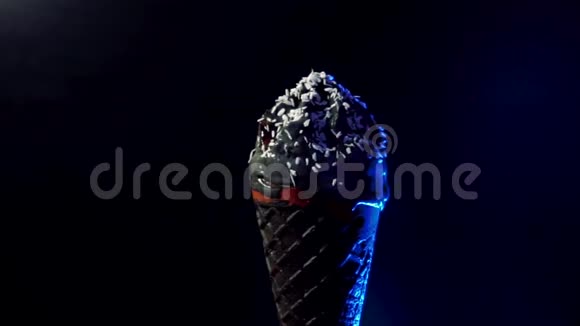 黑色美味的冷冰淇淋在黑色背景下旋转视频的预览图