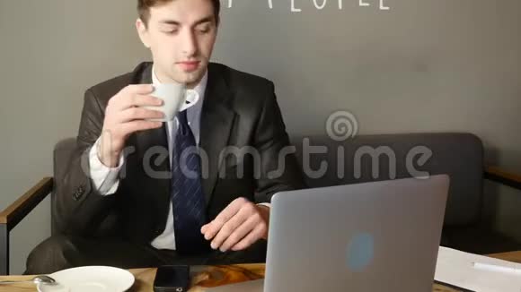 在咖啡店工作的商人视频的预览图