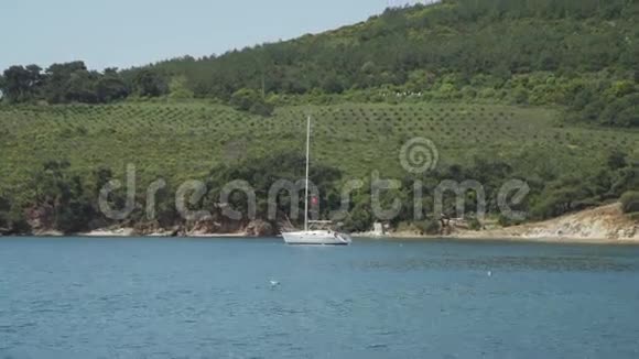 从海上和船上的岛景视频的预览图