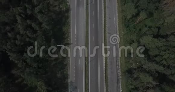 空中垂直射击汽车在路边行驶4k4096x2160像素视频的预览图
